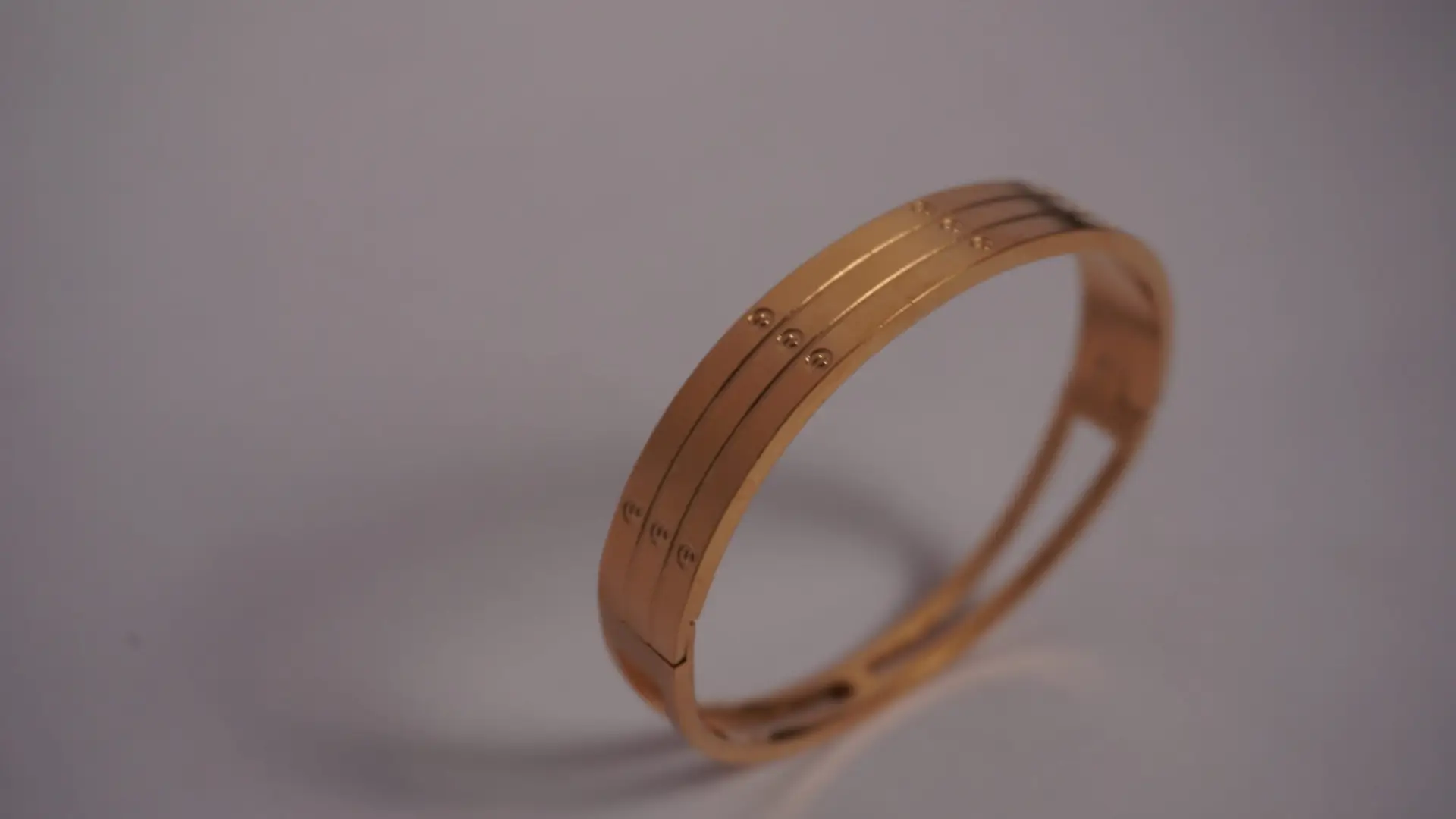Luxury Screw Motif Gold Kada